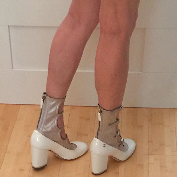 RARE NWT CHANEL WHITE PATENT PUMP WITH METALLIC KIDSKIN GLADIATOR INSET - Picture 5 of 13